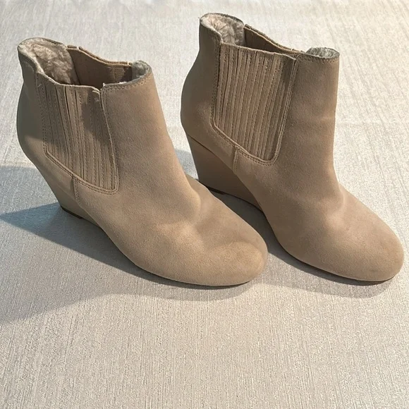 Saks Fifth Avenue Women’s Ankle Booties Cream Color W/ Fur lined inside Size 5 - Picture 6 of 16